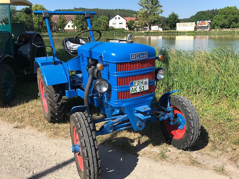 1000 Jahre Ailsbach: Die Oldtimer gl&auml;nzten und tuckerten um die Wette