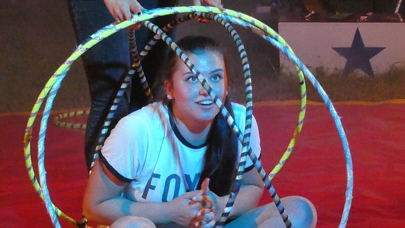 Zirkusmitglied Chiara Lauenburger beherrscht zahlreiche Kunststücke mit dem Hula-Hoop-Reifen perfekt. Zirkusmitglied Chiara Lauenburger beherrscht zahlreiche Kunststücke mit dem Hula-Hoop-Reifen perfekt.