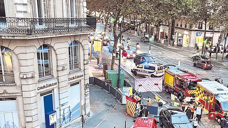 Ersthelfer und Polizei waren schnell am Tatort, nachdem ein Radfahrer an der Ecke Boulevard Malesherbes und Rue Boissy d’Anglas in Paris von einem Geländewagen überfahren worden war. Ersthelfer und Polizei waren schnell am Tatort, nachdem ein Radfahrer an der Ecke Boulevard Malesherbes und Rue Boissy d’Anglas in Paris von einem Geländewagen überfahren worden war.