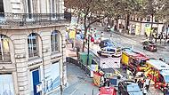Ersthelfer und Polizei waren schnell am Tatort, nachdem ein Radfahrer an der Ecke Boulevard Malesherbes und Rue Boissy d’Anglas in Paris von einem Geländewagen überfahren worden war.