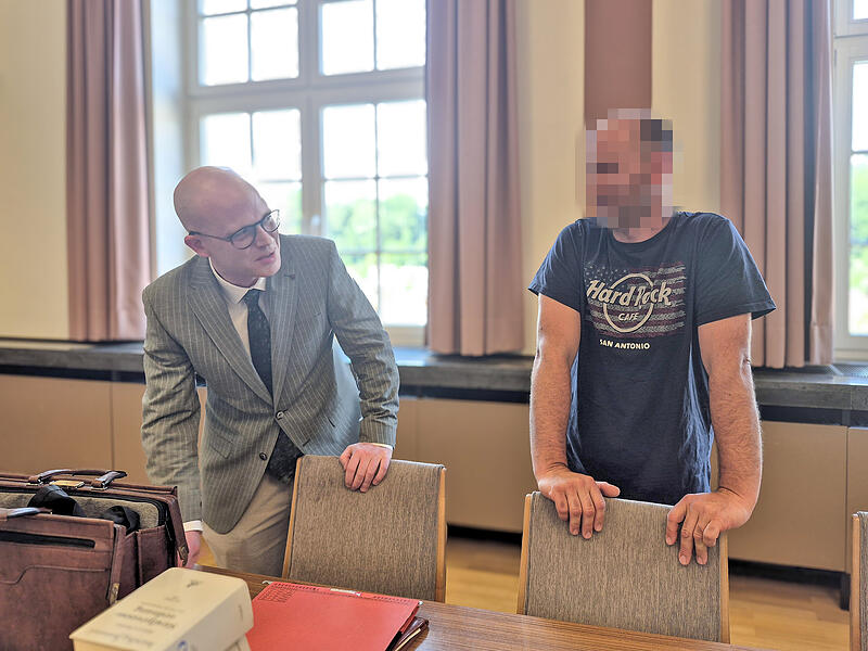 Der Angeklagte berät sich vor Prozessbeginn mit seinem Anwalt. Der Angeklagte berät sich vor Prozessbeginn mit seinem Anwalt.