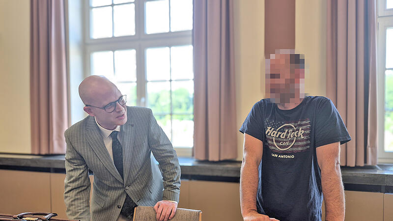 Der Angeklagte berät sich vor Prozessbeginn mit seinem Anwalt. Der Angeklagte berät sich vor Prozessbeginn mit seinem Anwalt.