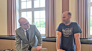 Der Angeklagte ber&auml;t sich vor Prozessbeginn mit seinem Anwalt.