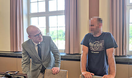 Der Angeklagte ber&auml;t sich vor Prozessbeginn mit seinem Anwalt.