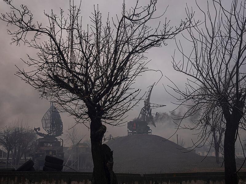 Rauch steigt nach einem Angriff von einem ukrainischen Luftverteidigungsstützpunkt auf. Russische Truppen haben ihren erwarteten Angriff auf die Ukraine gestartet.
