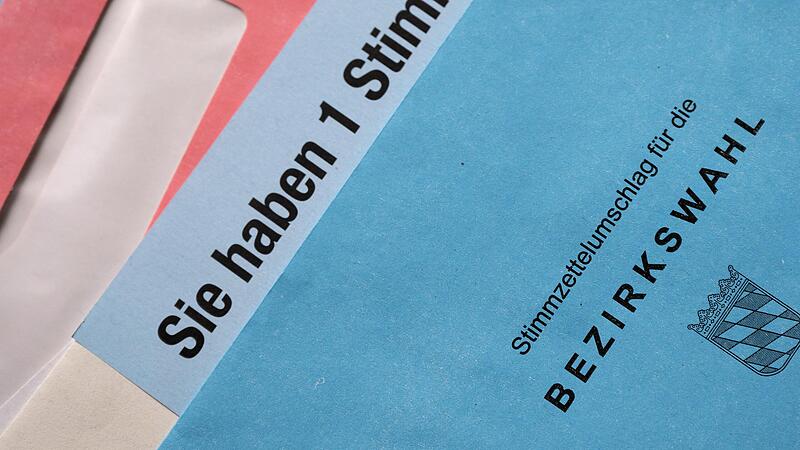 Briefwahlunterlagen für die Landtags- und Bezirkswahlen 2023 in Bayern.