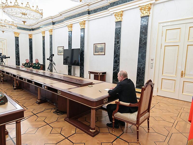 Das von der staatlichen russischen Nachrichtenagentur Sputnik veröffentlichte Poolbild zeigt Wladimir Putin (r), Präsident von Russland, während eines Treffens mit Sergej Schoigu (2.v.l), Verteidigungsminister von Russland, und Waleri Gerassimow (l), Generalstabschef der russischen Streitkräfte, in Moskau. Putin hat die russischen Atomstreitkräfte in Alarmbereitschaft versetzt.