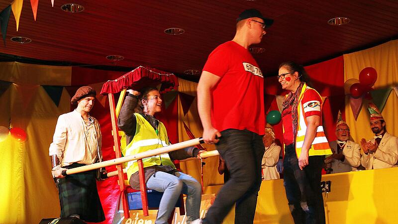 In einer S&auml;nfte sollen in Zukunft Caro  und Fr&auml;nzi auf die B&uuml;hne getragen werden.