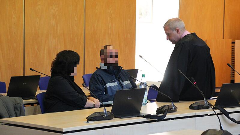Der Angeklagte (mitte) mit seiner Dolmetscherin und Rechtsanwalt Michael Linke am dritten Prozesstag.