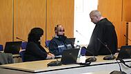 Der Angeklagte (mitte) mit seiner Dolmetscherin und Rechtsanwalt Michael Linke am dritten Prozesstag.