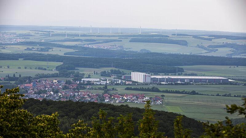 Sch&ouml;ne Aussichten? Vom Zabelstein blickt man heute auf ein gro&szlig;es Logistikzentrum in Donnersdorf und auf eine Reihe von Windkraftanlagen am Horizont. Im Windpark bei Dampfach w&uuml;rden die neuen Windr&auml;der sehr viel n&auml;her r&uuml;cken.