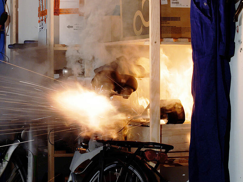 Der Akku eines E-Bikes geht in Flammen auf.