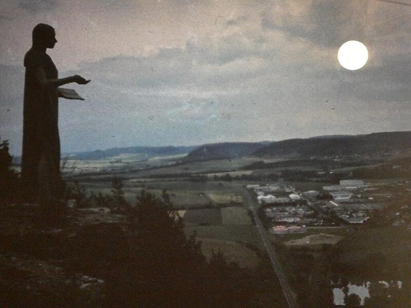 Man könnte meinen, Amalberga bei Hammelburg will die Sonne in ihren Händen halten, schickt uns ein Leser.