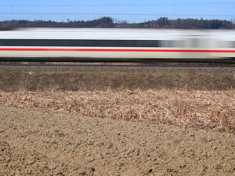 ICE auf Bahnstrecke Augsburg-Ulm
