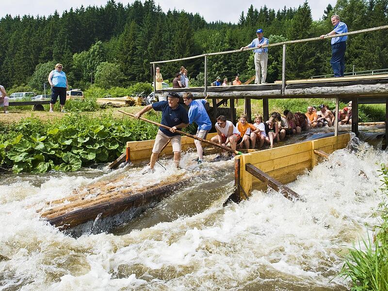 Mitfahrende werden garantiert nass: Flo&szlig;fahrt auf der Wilden Rodach.