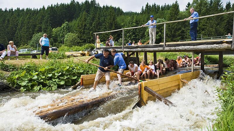 Mitfahrende werden garantiert nass: Flo&szlig;fahrt auf der Wilden Rodach.