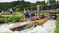 Mitfahrende werden garantiert nass: Flo&szlig;fahrt auf der Wilden Rodach.