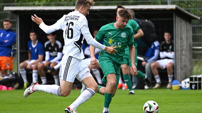 Stefan Kolb (rechts) im Zweikampf mit dem Forchheimer Christoph H&uuml;llmandel