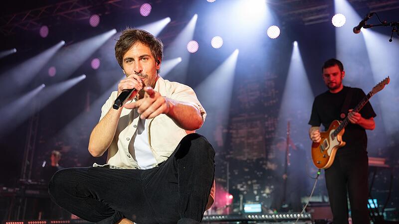 Max Giesinger versteht es, sein Publikum zu begeistern. In Burgebrach packte er gro&szlig;e Gef&uuml;hle und flotte Spr&uuml;che aus.