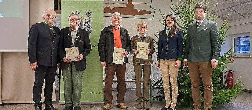 Hohe Auszeichnungen in der Kreisversammlung des Bayerischen Jagdschutz- und J&auml;gerverbands (BJV) Kreisgruppe Kronach: Adolf Beier (f&uuml;r 75 Jahre), Georg Jung und Annemarie Gampert (jeweils f&uuml;r 50 Jahre), mit demVorsitzendem Bernhard Schmitt (links),...