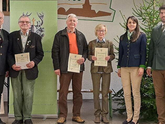 Hohe Auszeichnungen in der Kreisversammlung des Bayerischen Jagdschutz- und J&auml;gerverbands (BJV) Kreisgruppe Kronach: Adolf Beier (f&uuml;r 75 Jahre), Georg Jung und Annemarie Gampert (jeweils f&uuml;r 50 Jahre), mit demVorsitzendem Bernhard Schmitt (links),...