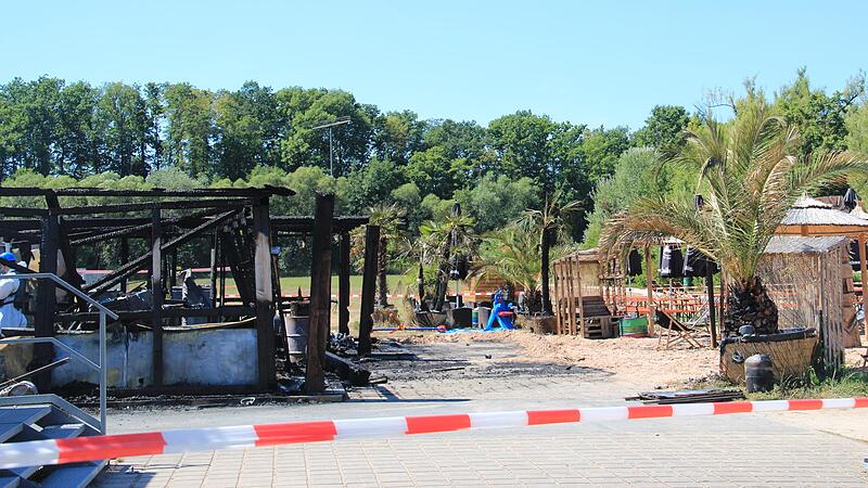 Rotes Absperrband am abgebrannten Lokal „Karibisches Eck“ am Ortswiesensee in Lichtenfels-Oberwallenstadt.