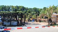 Rotes Absperrband am abgebrannten Lokal „Karibisches Eck“ am Ortswiesensee in Lichtenfels-Oberwallenstadt.
