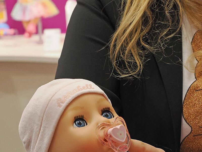 MGA Zapf Creation ist de R&ouml;dentaler Hersteller rund um die Puppe. Baby Born ist die Marke f&uuml;r die junge Puppenmutter.