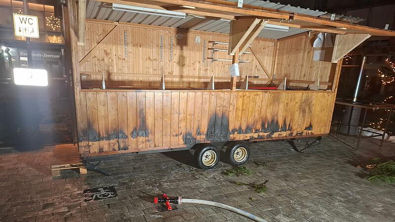 Buden am Christkindlmarkt in Schorndorf angez&uuml;ndet