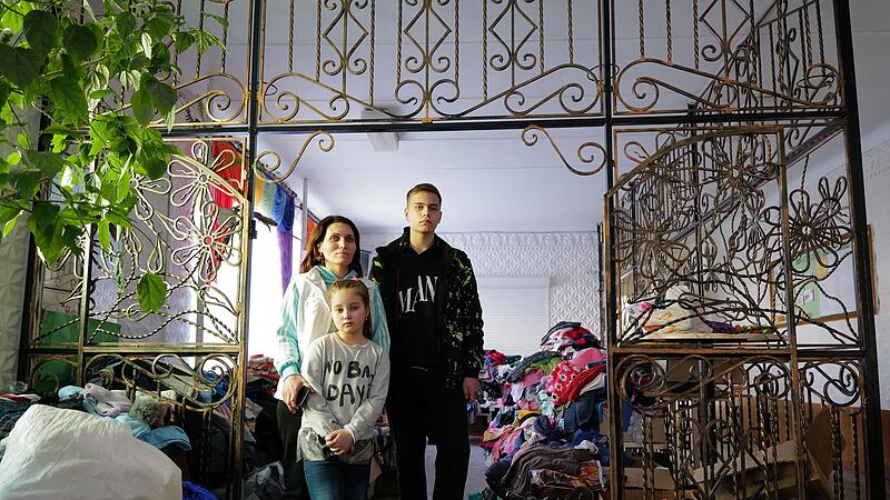 Natalyas Augen hat mit ihren Kindern Ronan (15) und Tochter Ira (7) erst einmal in einem Internat Zuflucht gefunden. Sie musste vor den K&auml;mpfen nahe von Kiew fliehen.