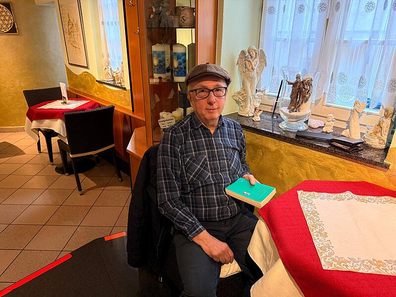 Philosoph Horst Junak ist 78 Jahre alt und studiert Philosophie an der Uni Bamberg. Sein philosophisches Vorbild ist Arthur Schopenhauer, dessen Grab er schon besuchte.