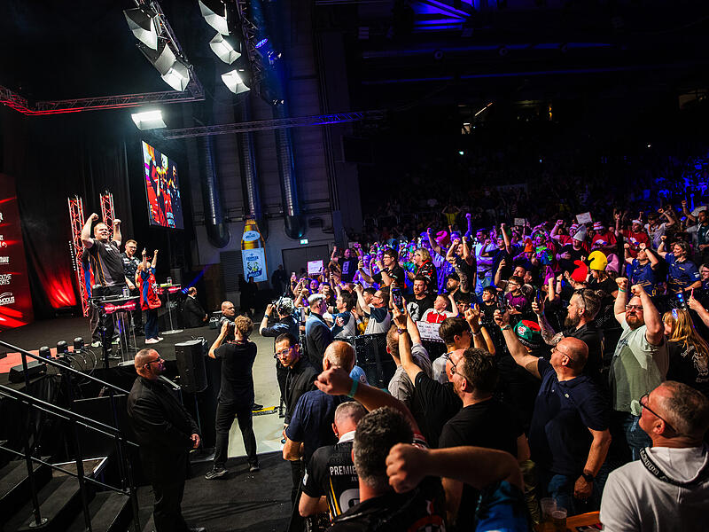 PDC Gala in Bamberg: Termin für 2027 bekannt Dirk van Duijvenbode feiert auf der Bühne, die Fans ziehen mit: Auch 2027 werden acht Dartprofis in Bamberg zur PDC-Gala antreten.