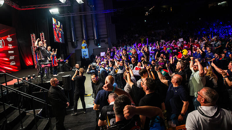 Dirk van Duijvenbode feiert auf der B&uuml;hne, die Fans ziehen mit: Auch 2027 werden acht Dartprofis in Bamberg zur PDC-Gala antreten.