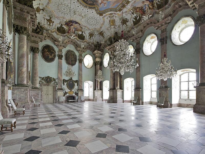 Der reich verzierte Marmorsaal beeindruckt nicht nur durch seine Kronleuchter, sondern wird auch für Konzerte genutzt.