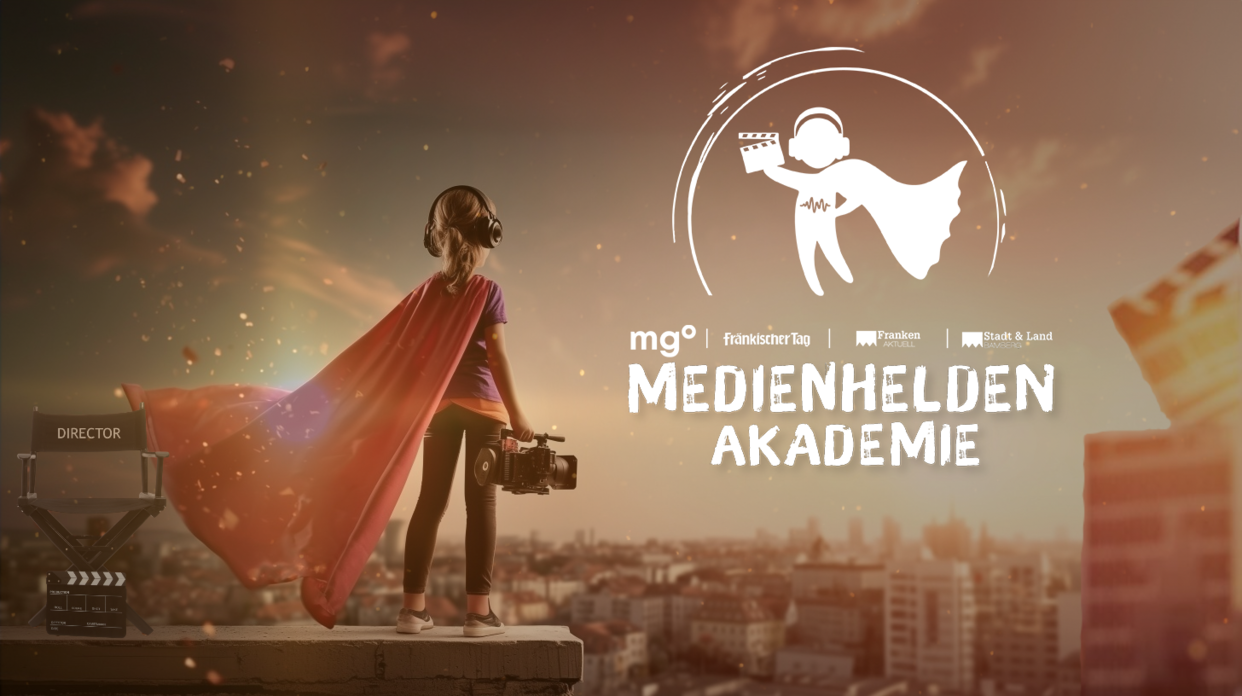 Visual Medienhelden Fotorealistisches Bild: Ein Schulkind in einem detaillierten Superman-Kostüm steht in einer verspielten Pose in einer farbenfrohen Umgebung. Das Kind hält einen leuchtenden Zauberstab und malt damit das Wort „Medienhelden“ als leuchtende Schrift in die Luft. Zahlreiche funkelnde Sterne umgeben die Schrift und verstärken die magische, fröhliche Stimmung der Szene.