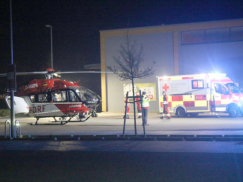 In der Nacht ist in Sonnefeld ein Brand ausgebrochen.  Viele Rettungskr&auml;fte r&uuml;ckten aus, auch ein Heli.