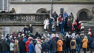 Sabine Zimmermann (auf der Treppe 2. v. l.) und Kollegen bei der Benefizführung vor einem Jahr