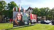 Am Sch&ouml;nleinsplatz wurden Gro&szlig;plakate zur Europawahl 2024 aufgestellt.