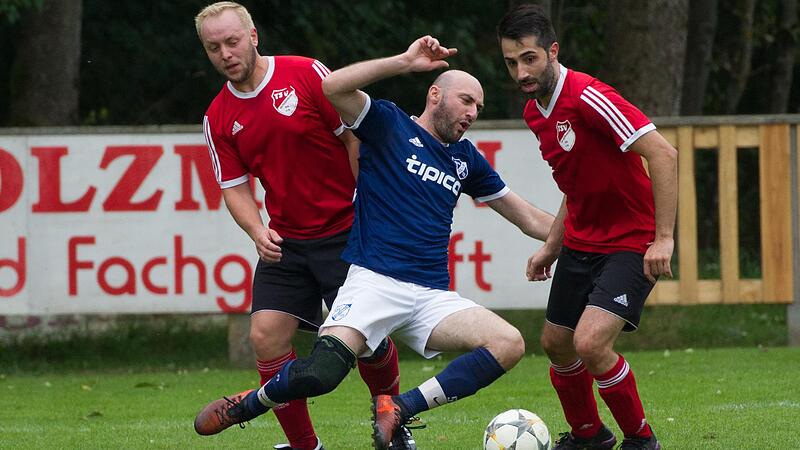 Charalampos Triantafyllidis  von der SG Fischbach (blaues Trikot) &ndash; &ndash; trotz seines schwierigen Namens ist der Grieche im Landkreis Kronach als Torj&auml;ger wohlbekannt.