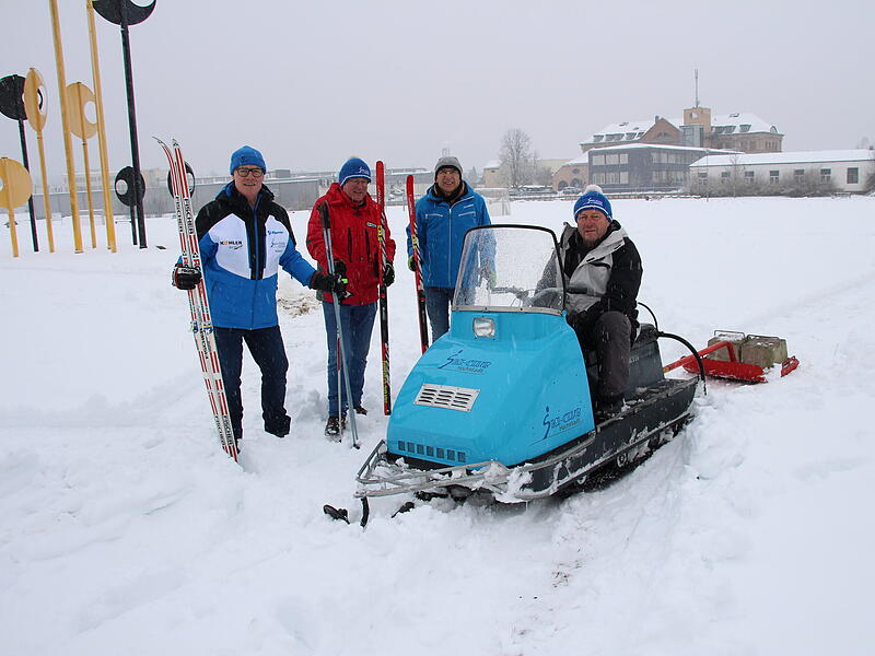 Beim ersten Versuch, wieder mal mit dem Snowmobil eine Loipe in die Aischwiesen zu zaubern, spielte der schwere Schnee am Donnerstag noch nicht so richtig mit. Jetzt hoffen Hubert Scheidel, Wolfgang Dorsch, Hubert D&uuml;rrbeck und J&uuml;rgen K&uuml;gel vom Skiclub H&ouml;chstadt auf tiefere Temperaturen, um einen zweiten Anlauf zu starten.