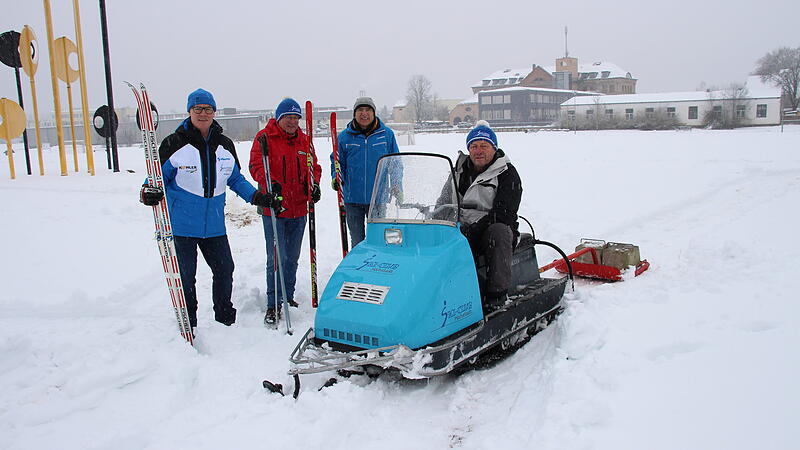 Beim ersten Versuch, wieder mal mit dem Snowmobil eine Loipe in die Aischwiesen zu zaubern, spielte der schwere Schnee am Donnerstag noch nicht so richtig mit. Jetzt hoffen Hubert Scheidel, Wolfgang Dorsch, Hubert D&uuml;rrbeck und J&uuml;rgen K&uuml;gel vom Skiclub H&ouml;chstadt auf tiefere Temperaturen, um einen zweiten Anlauf zu starten.