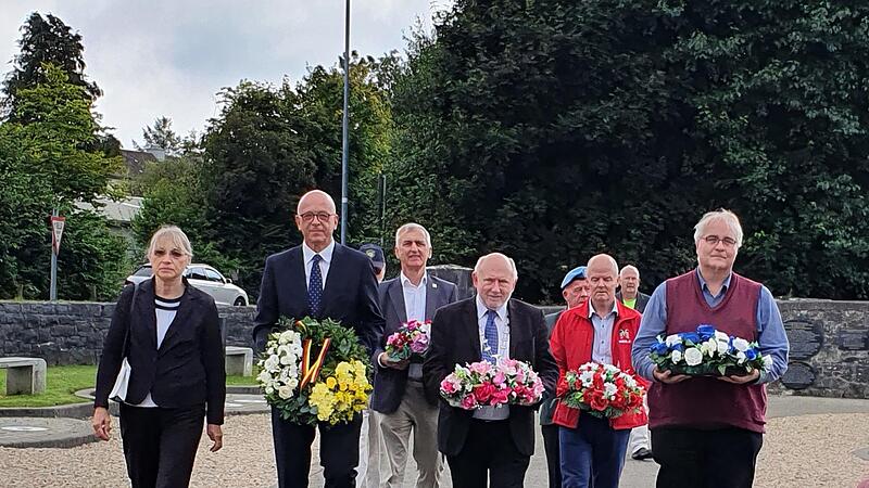 Mit dem deutschen Botschafter (Zweiter von links) legte die Gruppe im „Peacepark“ Kränze nieder.