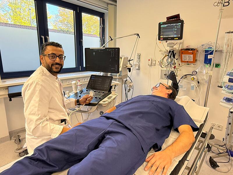 Notfall Die Erstuntersuchung nach einem Unfall führt Mohanad Abutaha, Leitender Oberarzt des Kreiskrankenhauses St. Anna, im sogenannten Schock-Raum durch.
