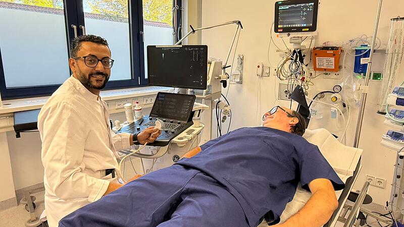 Notfall Die Erstuntersuchung nach einem Unfall führt Mohanad Abutaha, Leitender Oberarzt des Kreiskrankenhauses St. Anna, im sogenannten Schock-Raum durch.