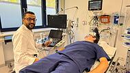 Die Erstuntersuchung nach einem Unfall f&uuml;hrt Mohanad Abutaha, Leitender Oberarzt des Kreiskrankenhauses St. Anna, im sogenannten Schock-Raum durch.