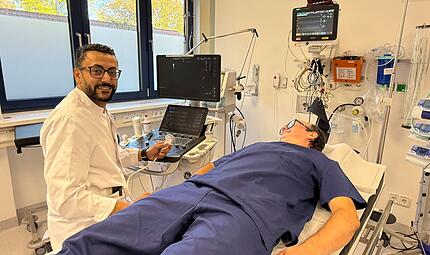 Notfall Die Erstuntersuchung nach einem Unfall führt Mohanad Abutaha, Leitender Oberarzt des Kreiskrankenhauses St. Anna, im sogenannten Schock-Raum durch.