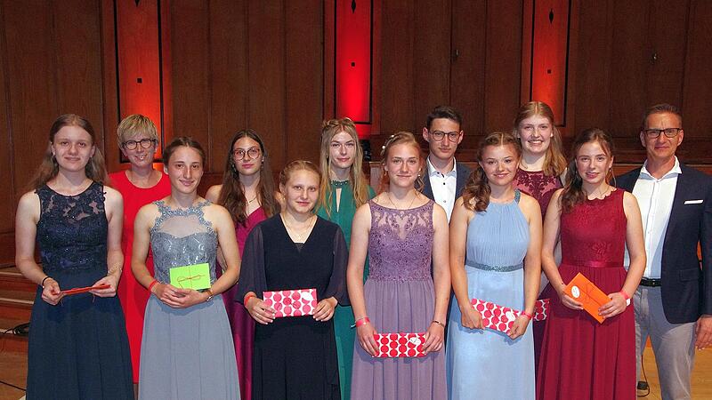 der ausgezeichneten Sch&uuml;lerinnen und Sch&uuml;ler der Realschulabschlussklassen stellten sich zum Erinnerungsbild: Hinten von links: stellvertretende Schulleiterin Julia Wahler, Pauline Messert (1,5), Carlotta K&ouml;th (1,36), Nils Rausch (1,36), Hanna Th&uuml;...