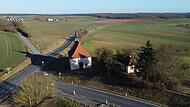An der Kreuzkapelle bei Sulzthal wird es nichts aus den Plänen für eine 16 Hektar große Fotovoltaikanlage, die (aus dieser Perspektive) links der Kapelle in Richtung Aussiedlerhöfe entstehen sollte.