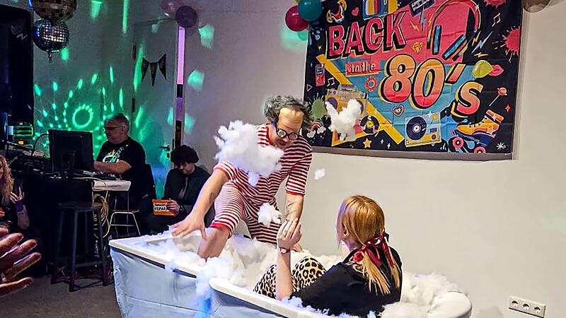 „Die Wanne ist voll“: Ein Sketch erinnerte an Didi Hallervorden und Helga Feddersen. „Die Wanne ist voll“: Ein Sketch erinnerte an Didi Hallervorden und Helga Feddersen.
