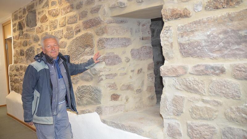 Hubert Zipfel zeigt, wie das das Mauerwerk heute ausschaut.